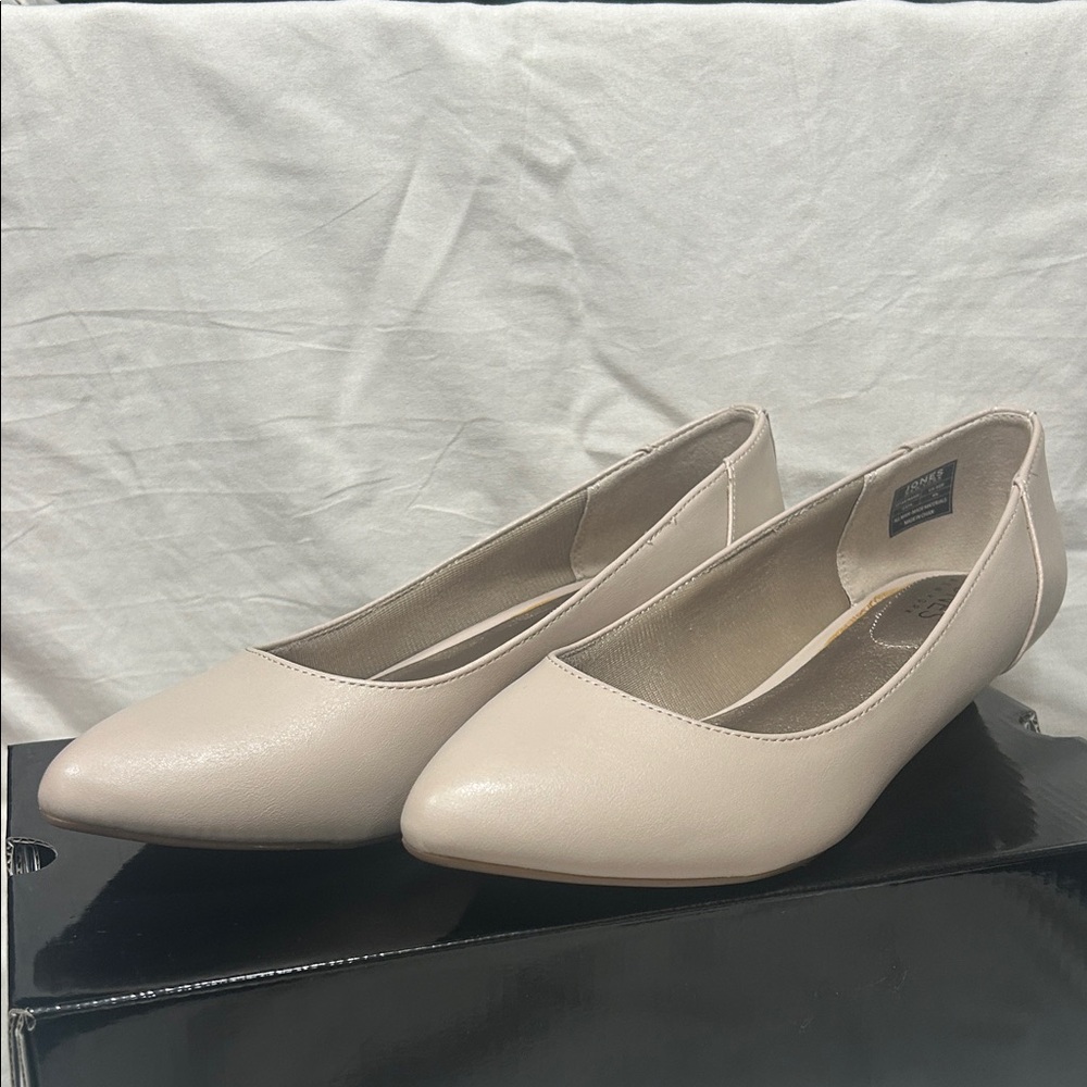 Jones New York Cream Women's Flats